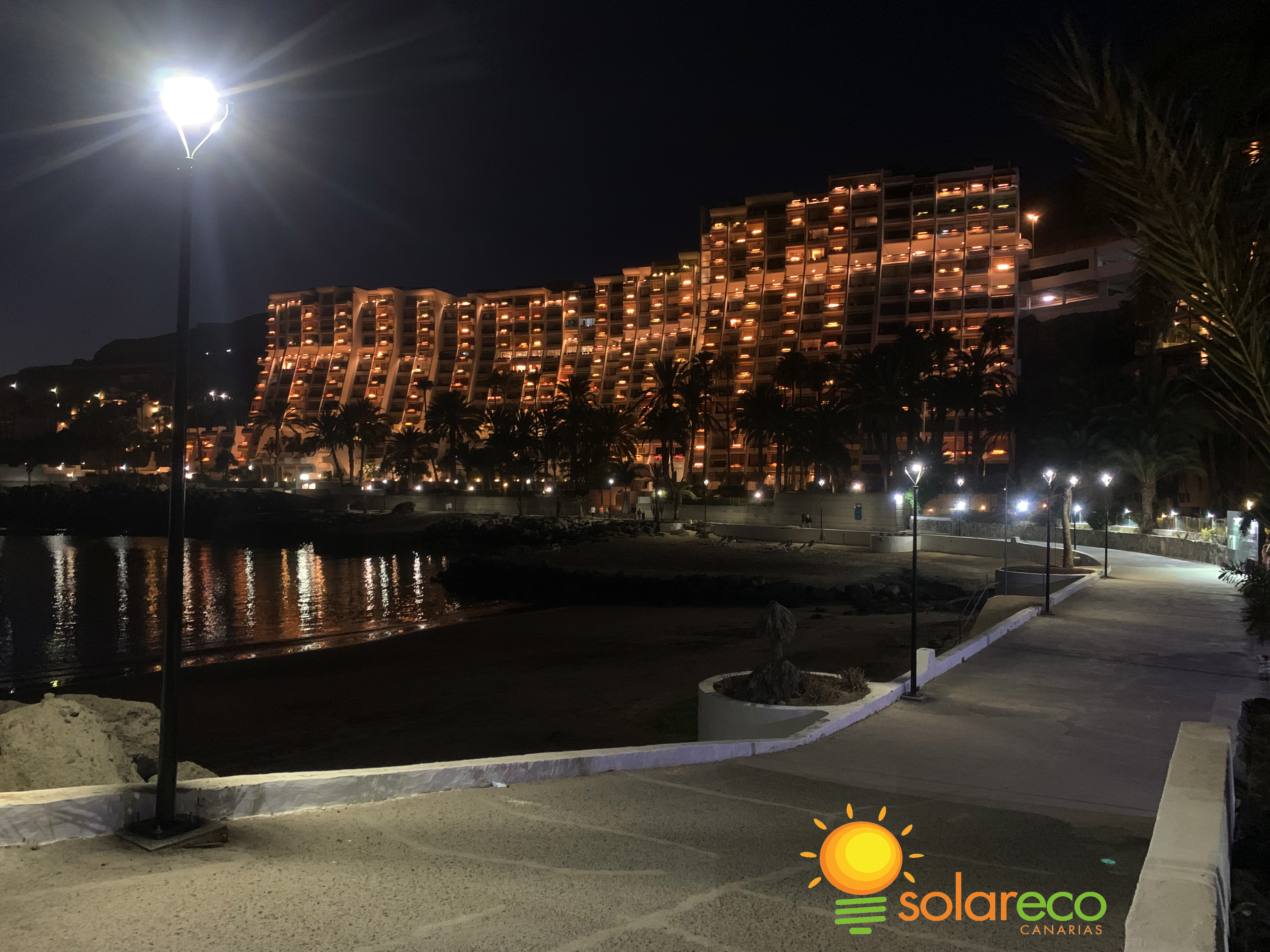 Iluminación solar autónoma en el paseo de Aquamarina, Anfi